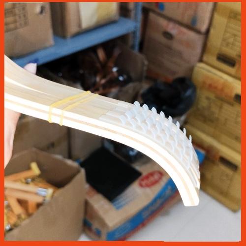 Móc gỗ trẻ em - móc gỗ tre vai bọc đệm màu vàng, đầu móc xoay 360 độ tiện lợi, móc áo gỗ giá rẻ chuyên dùng cho shop
