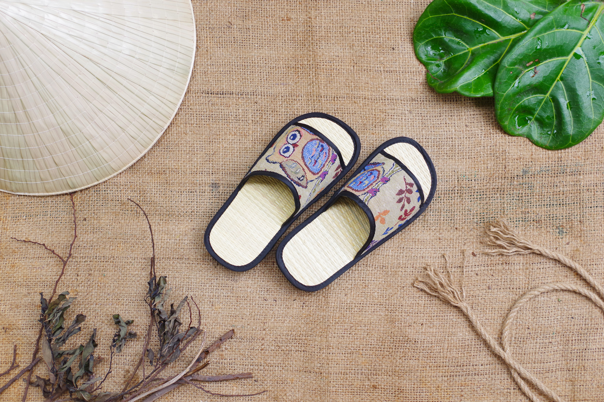 Dép thổ cẩm cú mèo truyền thống Việt Nam bằng chiếu cói hương quế mang trong nhà, văn phòng và du lịch