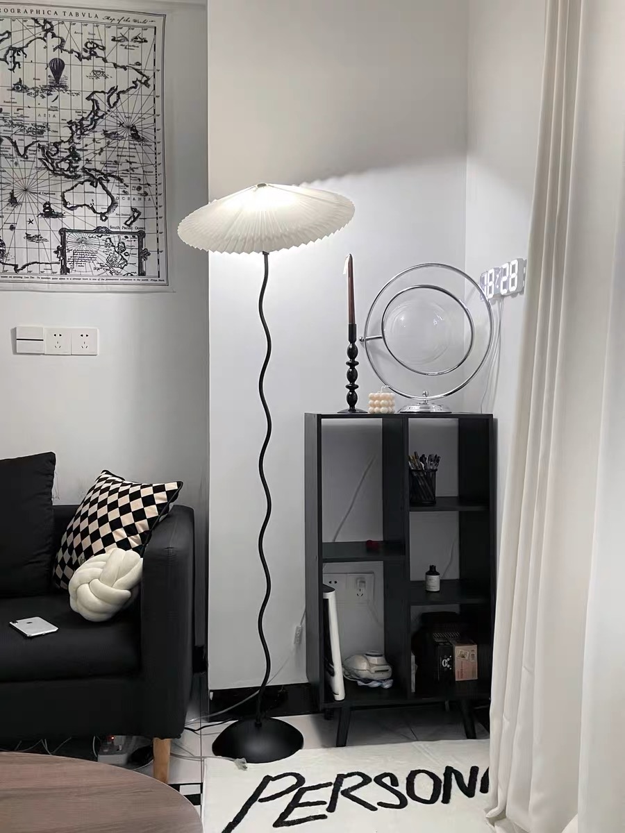 Đèn cây đứng decor đọc sách, đèn ngủ cho phòng ngủ, phòng khách kiểu sóng lượn Hàn Quốc màu đen DC001D