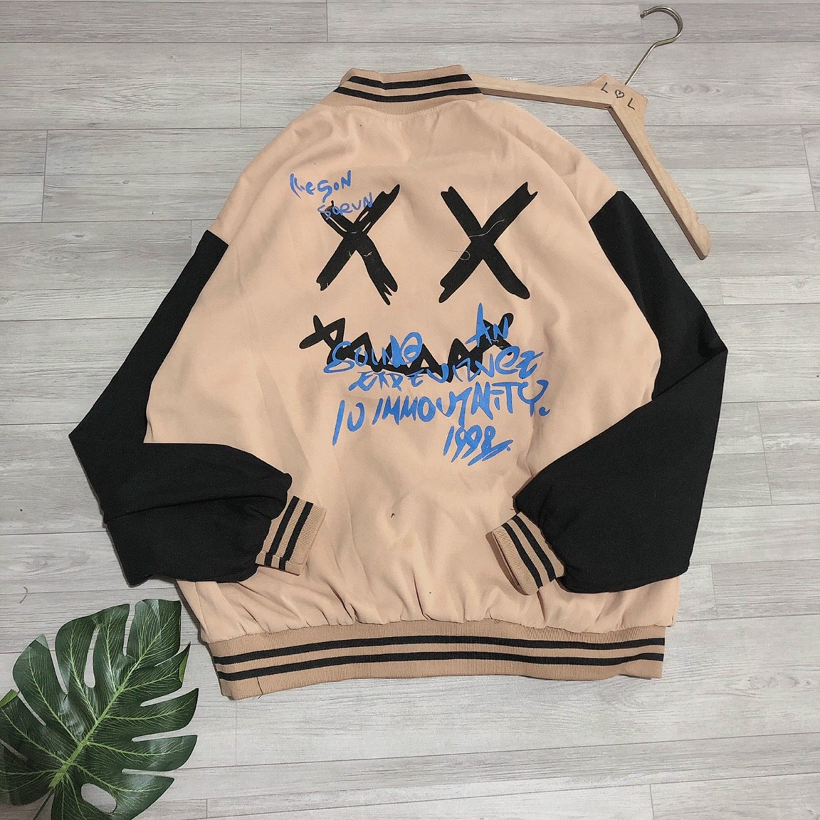 Áo khoác bomber nhung tăm cúc bấm thêu form rộng ulzzang, Áo khoác nhung kiểu bomber thêu hình icon mặt cười, Áo jacket varsity unisex nam nữ mẫu mới hot trend, áo khoác nam, áo khoác bóng chày, áo khoác nữ, áo khoác cặp đôi