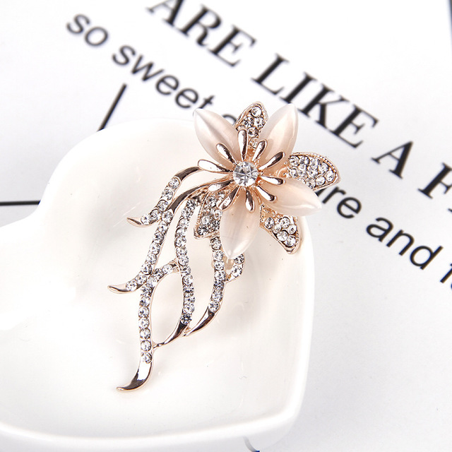 Cài áo nữ hoa 4 cánh dễ thương đính đá zircon sang trọng lấp lánh