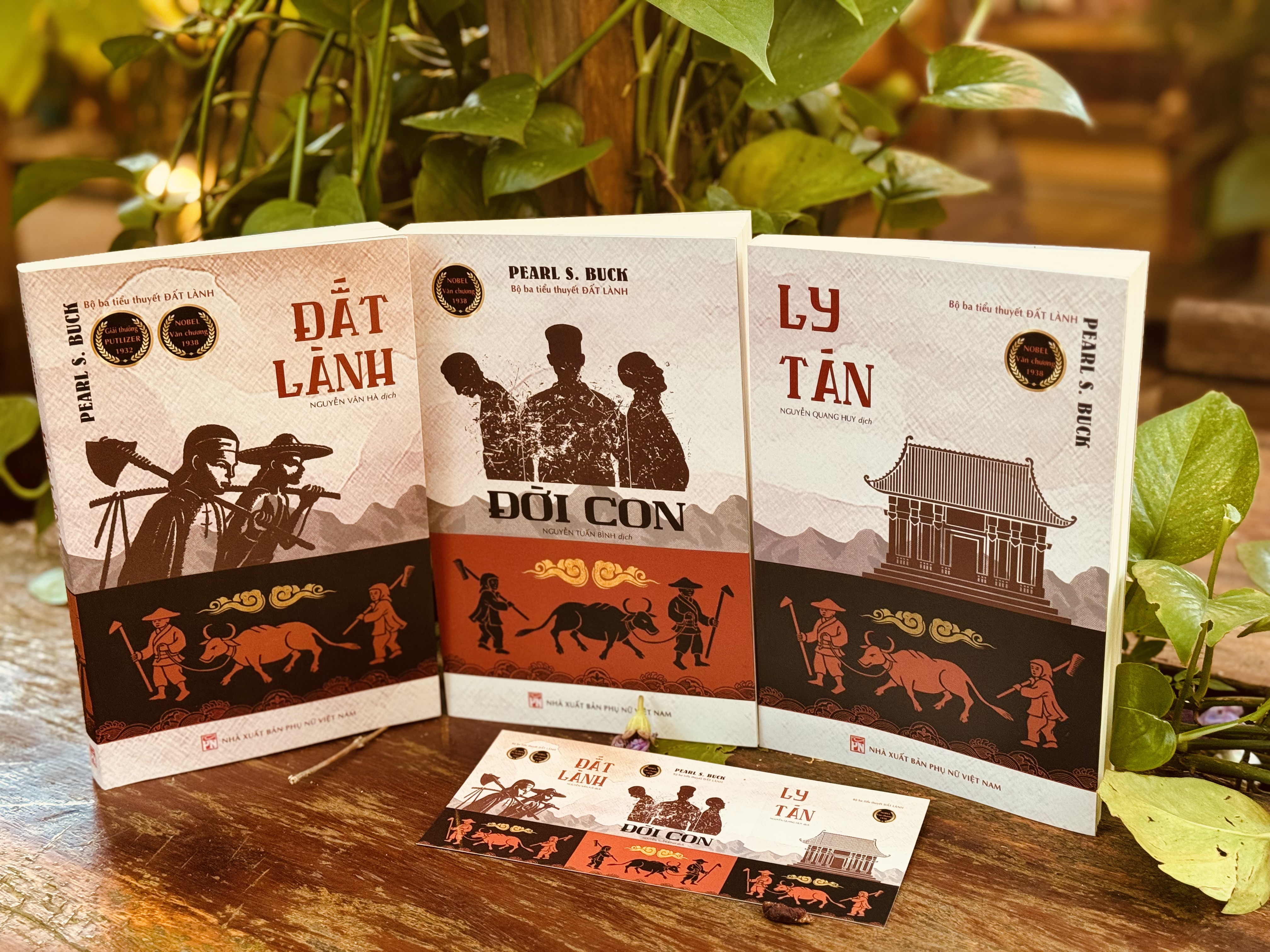 [trọn bộ 3 tập văn chương Nobel tặng postcard] ĐẤT LÀNH ĐỜI CON LY TÁN – Pearl S. Buck Nguyễn Vân Hà, Nguyễn Tuấn Bình, Nguyễn Quang Huy dịch – NXB Phụ Nữ