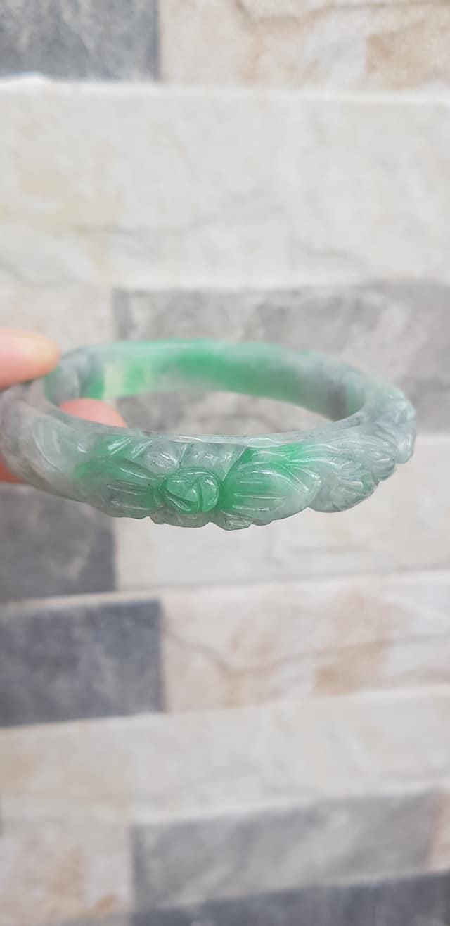 ️Vòng Cẩm Thạch tự nhiên chạm bông mai đẹp Size 56mm x Cao 12mm x dầy may mắn Màu xanh lý tươi trắng xám đẹp sang nữ 54kg - 62kg đeo ạ