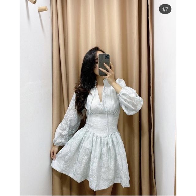 ĐẦM HOA NỔI CỔ TRỤ THẮT NƠ TAY PHỒNG