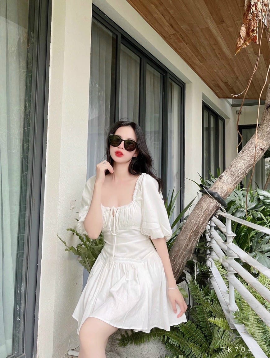 Đầm trắng form xòe nhún ngực rút dây cổ vuông tay phồng
