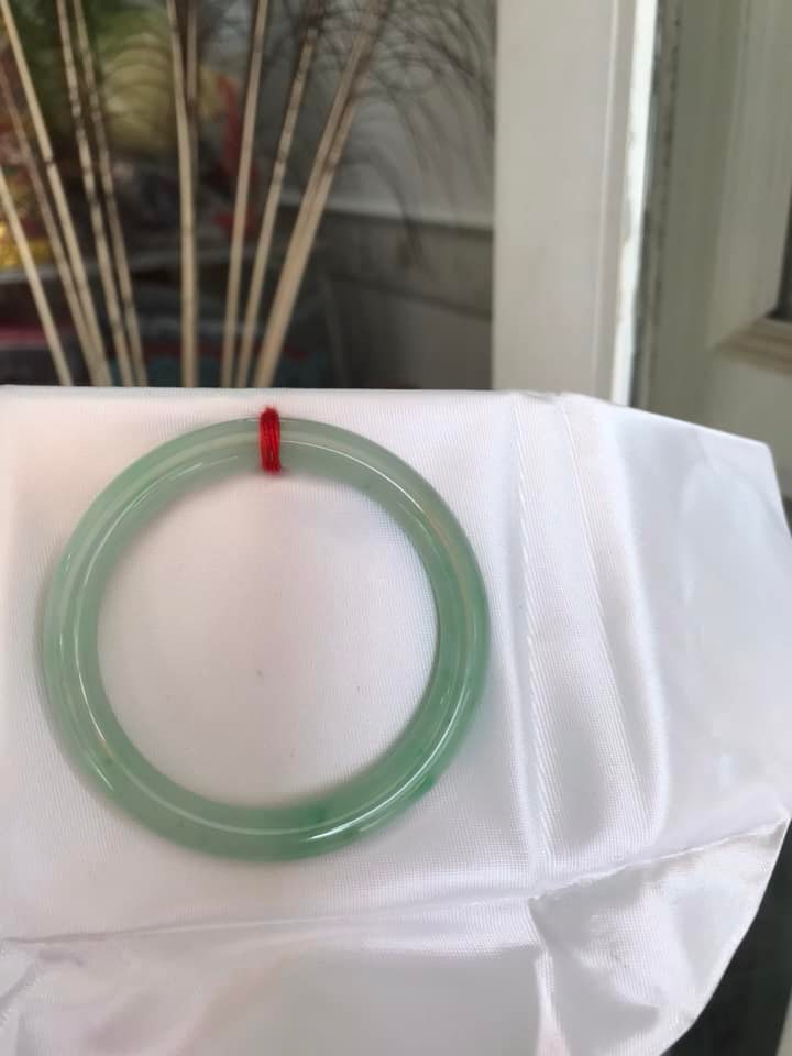 Vòng Tay Nữ Đá Cẩm Thạch Tự Nhiên TR LÝ A Sao 47 Size vòng 47mm x dầy 7mm màu Xanh Ngọc Nhẹ nhàng Bóng đều đẹp Nữ Tay nhỏ mệnh Mộc Hỏa Thủy cân nặng 35kg - 47kg đeo bóng đẹp ạ