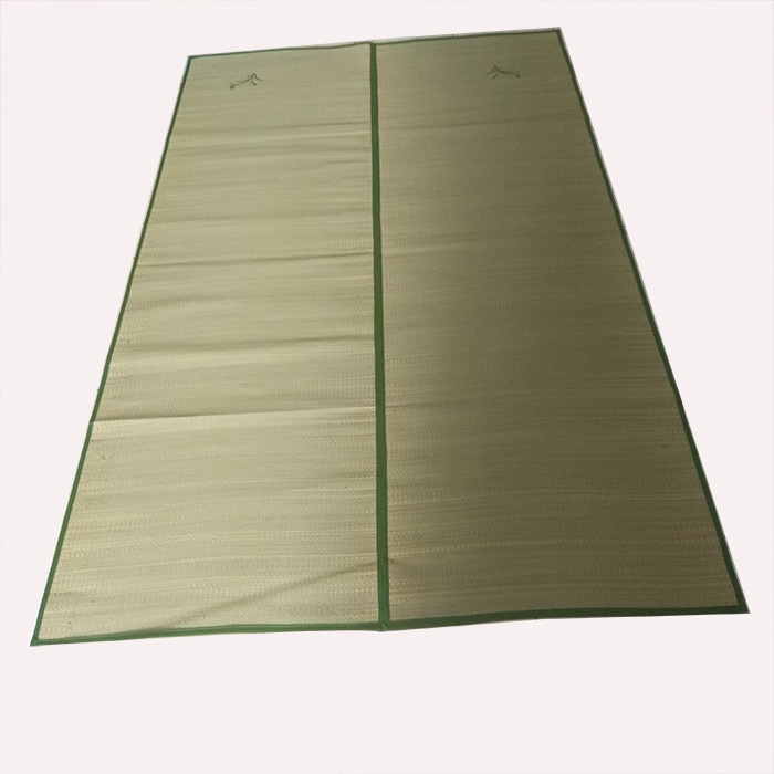 Chiếu cói sợi nhỏ Thái Bình  viền vải,  kích thước  1.9m x 1,6m( có thể gấp dọc, kích thước còn 1.9m x 0,8m)