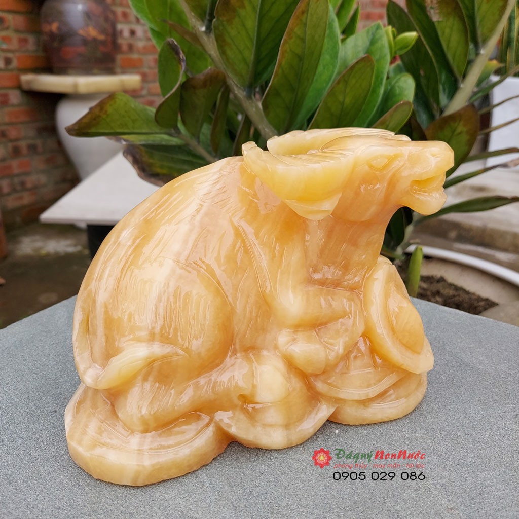 Tượng trâu vàng 12 con giáp phong thủy đá ngọc hoàng long 15cm đá Non Nước