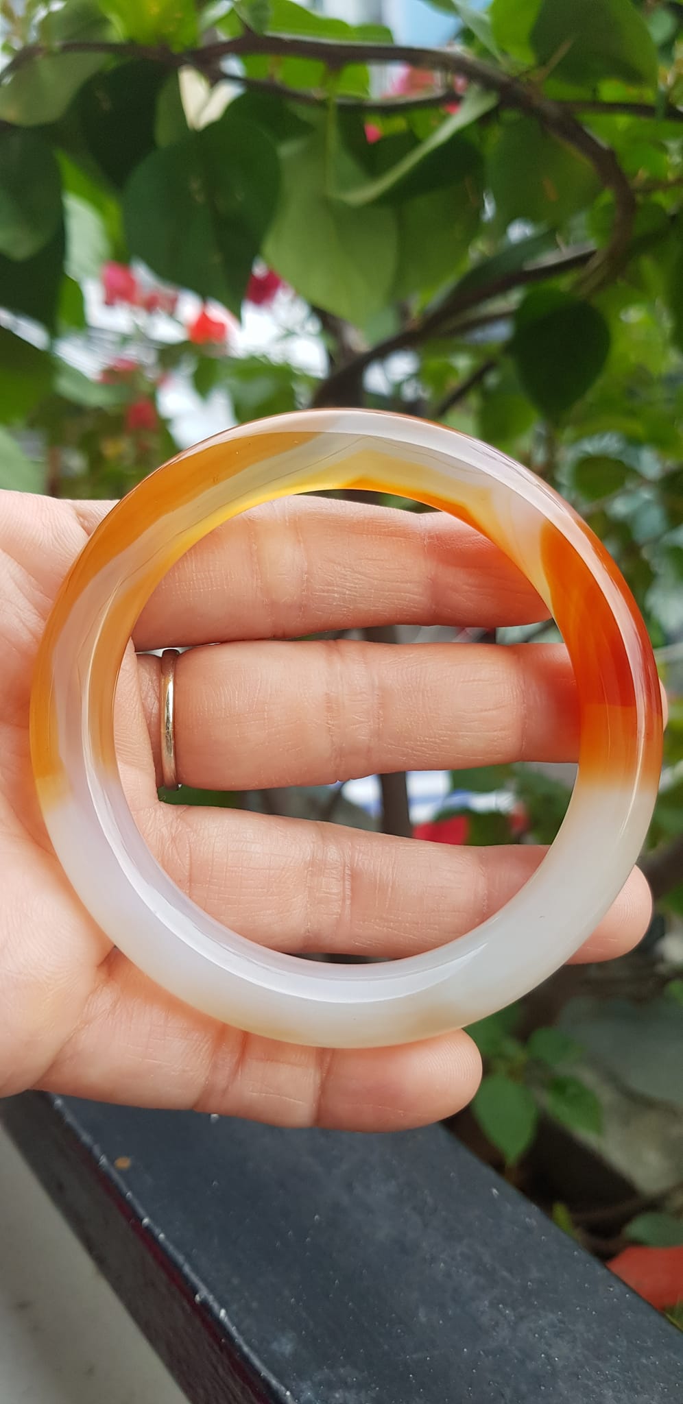 Vòng tay Nữ đá mã não đỏ cam trắng Ni 56mm x chột to 9mm Màu trắng đỏ cam nhẹ 1 bên vân nhẹ nhàng đẹp ạ Nữ 55kg - 63kg đeo xinh tay đẹp ạ