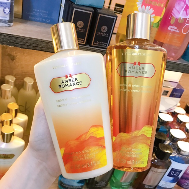 Cặp Sữa Tắm và dưỡng thể giữ ẩm Victorias Secret Amber Romance 250ml( không có seal- không xuất hóa đơn )