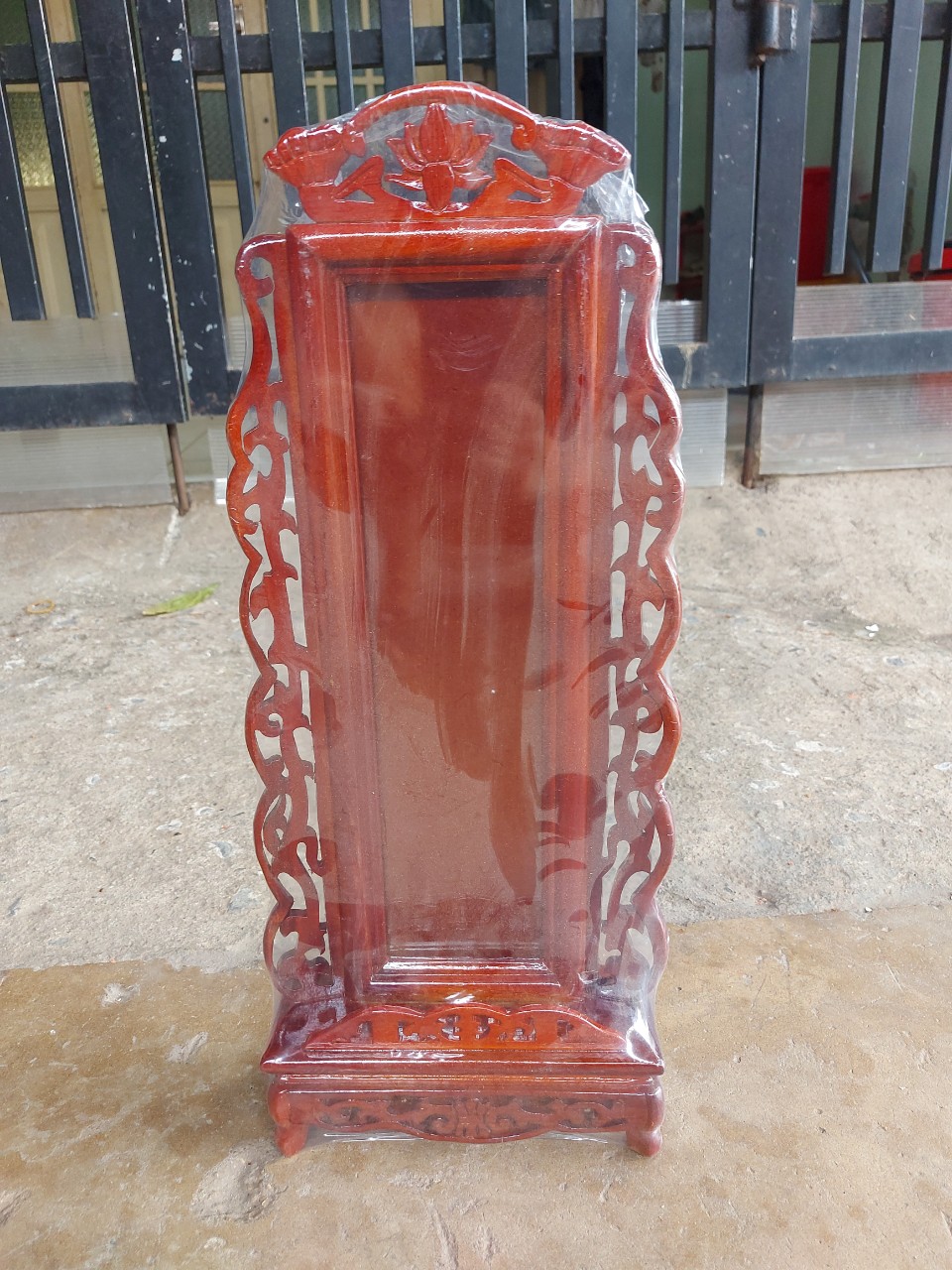 Bài vị để bàn thờ gia tiên viền hoa gỗ tràm cao 48 cm
