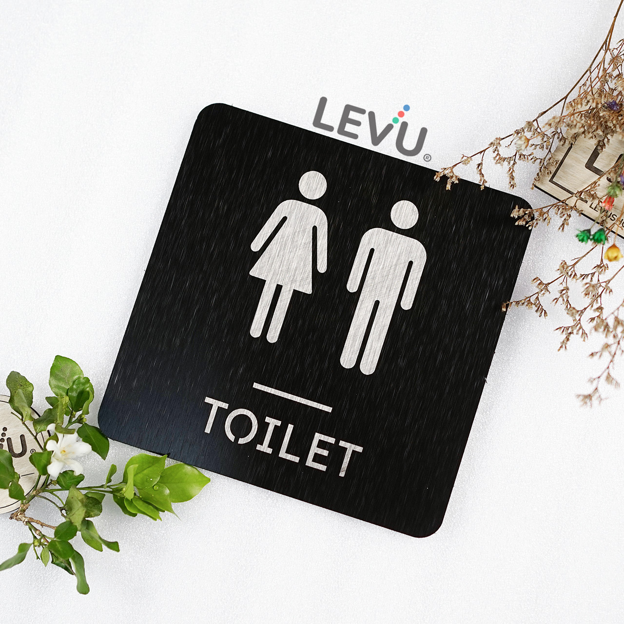 Bảng toilet bằng nhôm alu đen xước trang trí cửa khu vực nhà vệ sinh