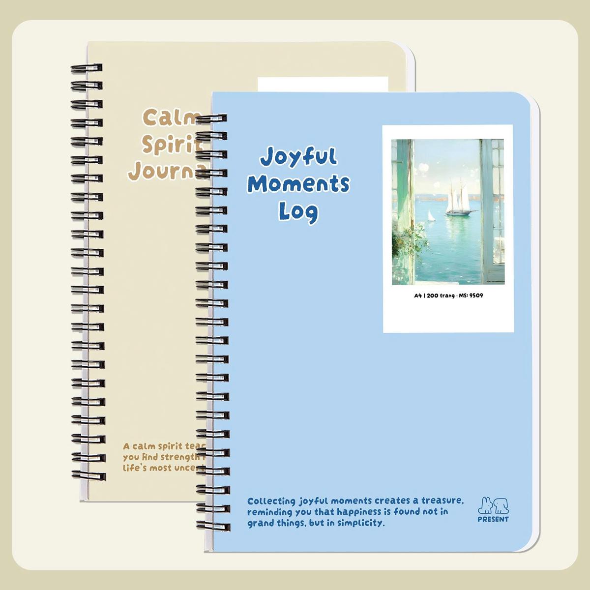 Sổ Lò Xo Bìa Bồi Present A7 - Kẻ Ngang - 200 Trang 70gsm - Hải Tiến 9530 (Mẫu Bìa Giao Ngẫu Nhiên)