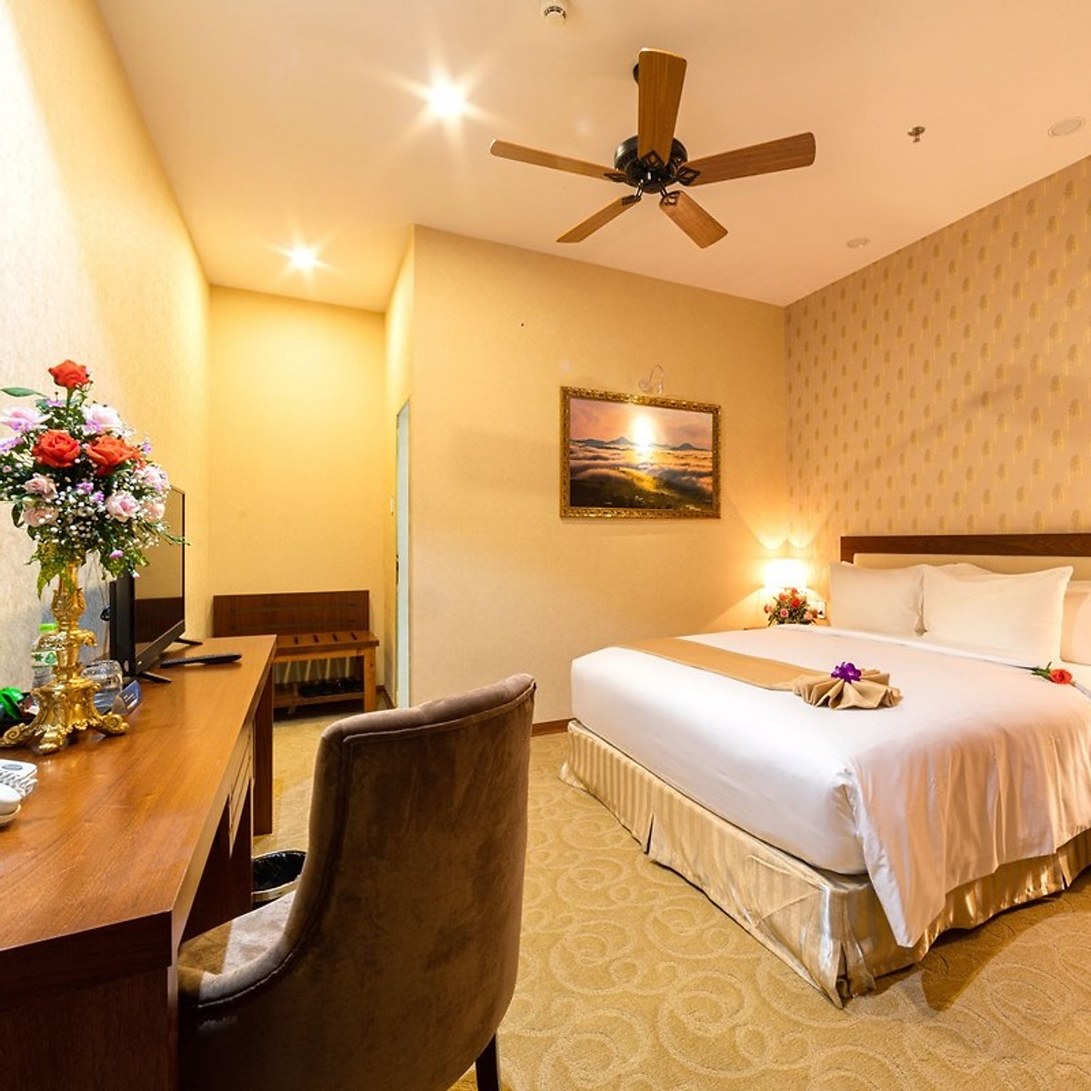 Ladalat Hotel 5* Đà Lạt - Buffet Sáng, Hồ Bơi, Gần Thung Lũng Tình Yêu, Miễn Phí Tham Quan Vườn Dâu, Vườn Rau, Xe Đưa Đón Chợ Đà Lạt và Nhiều Ưu Đãi Hấp Dẫn