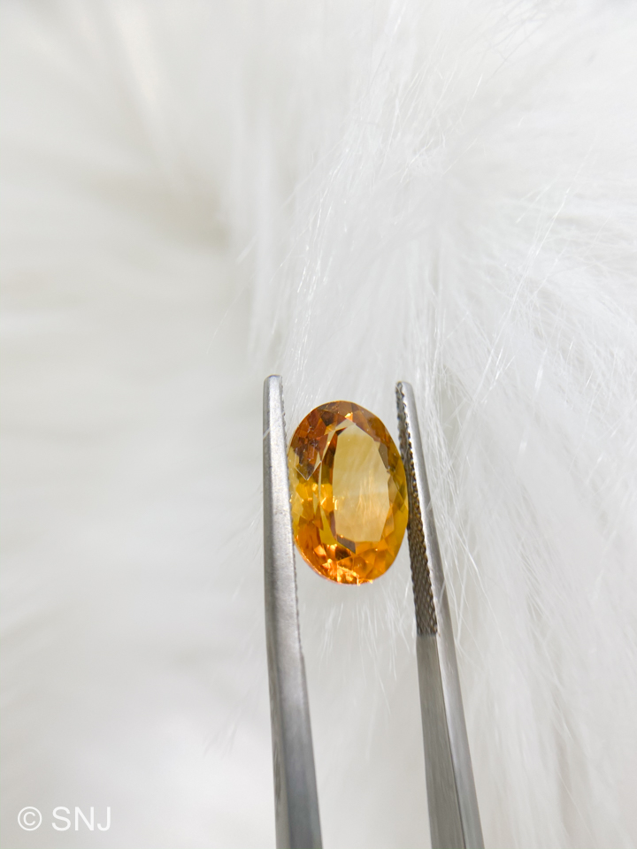 Viên đá citrine thạch anh vàng 6 carat hình oval làm nhẫn mặt dây rất đẹp