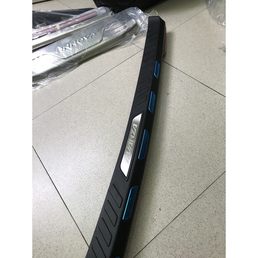 Ốp Chống trầy cốp ngoài xe Toyota Avanza loại nhựa 3D đời 2019 2020