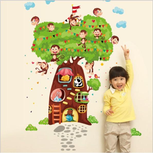 Decal trang trí Cây lớn và bầy khỉ tinh nghịch
