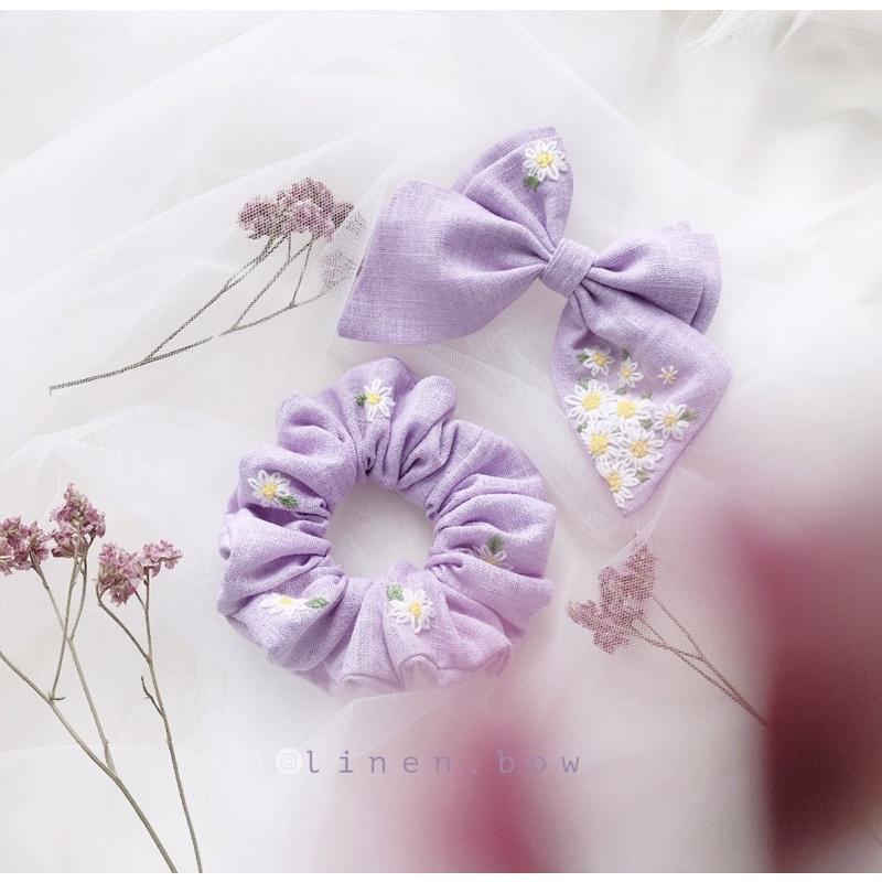 Nơ và scrunchies tím thêu hoa cúc hoạ mi