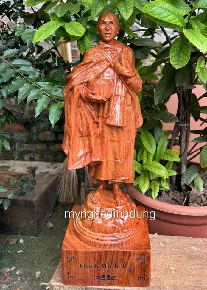 Tượng ngài thích minh tuệ bằng gỗ hương đá kt cao 40x14x13cm