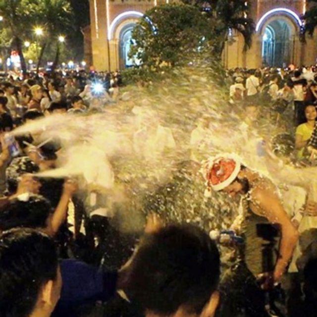 Bình xịt tuyết sinh nhật