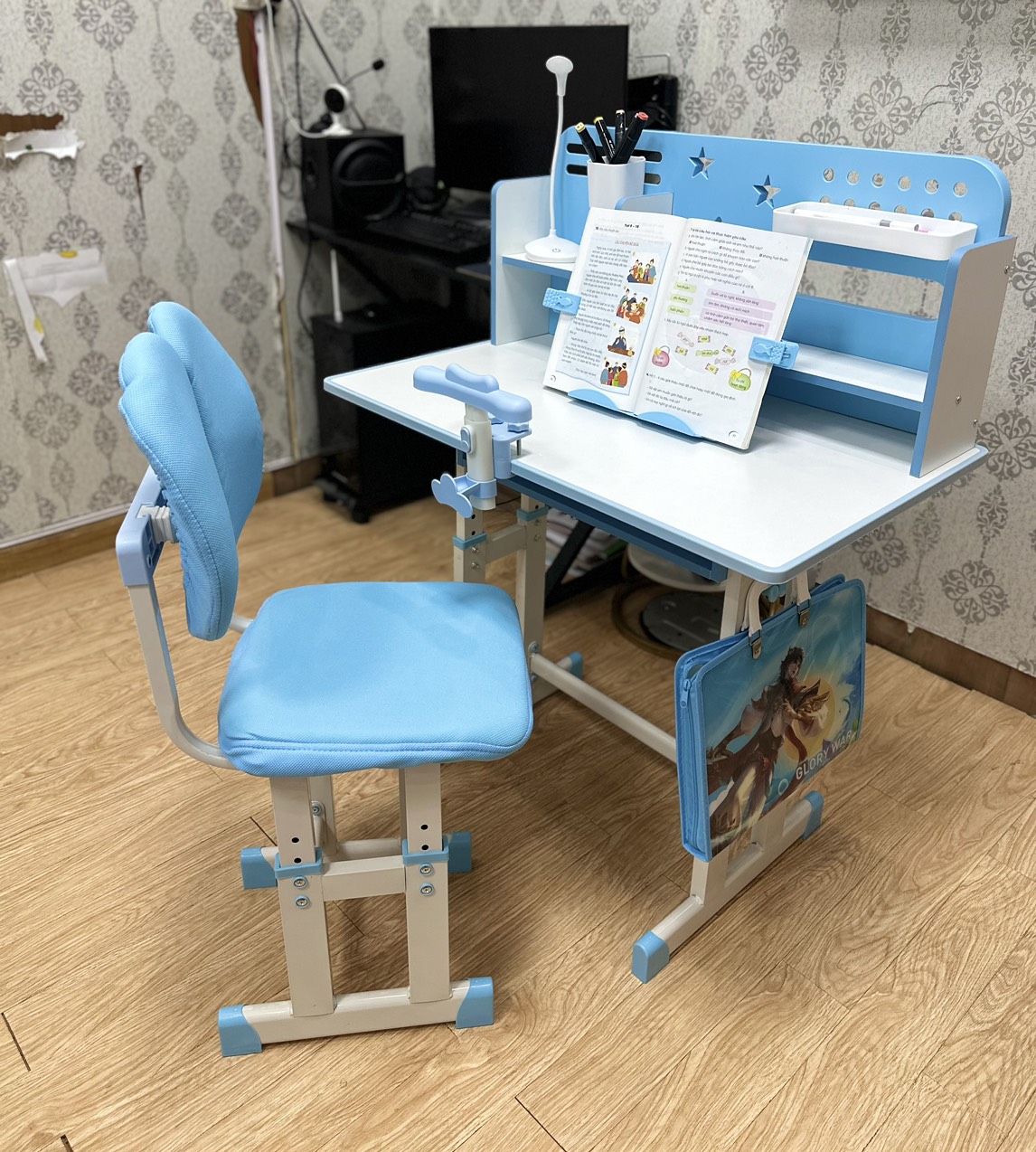 Bộ bàn học cho bé tiểu học E01 tăng giảm chiều cao, kệ sách, đệm mông
