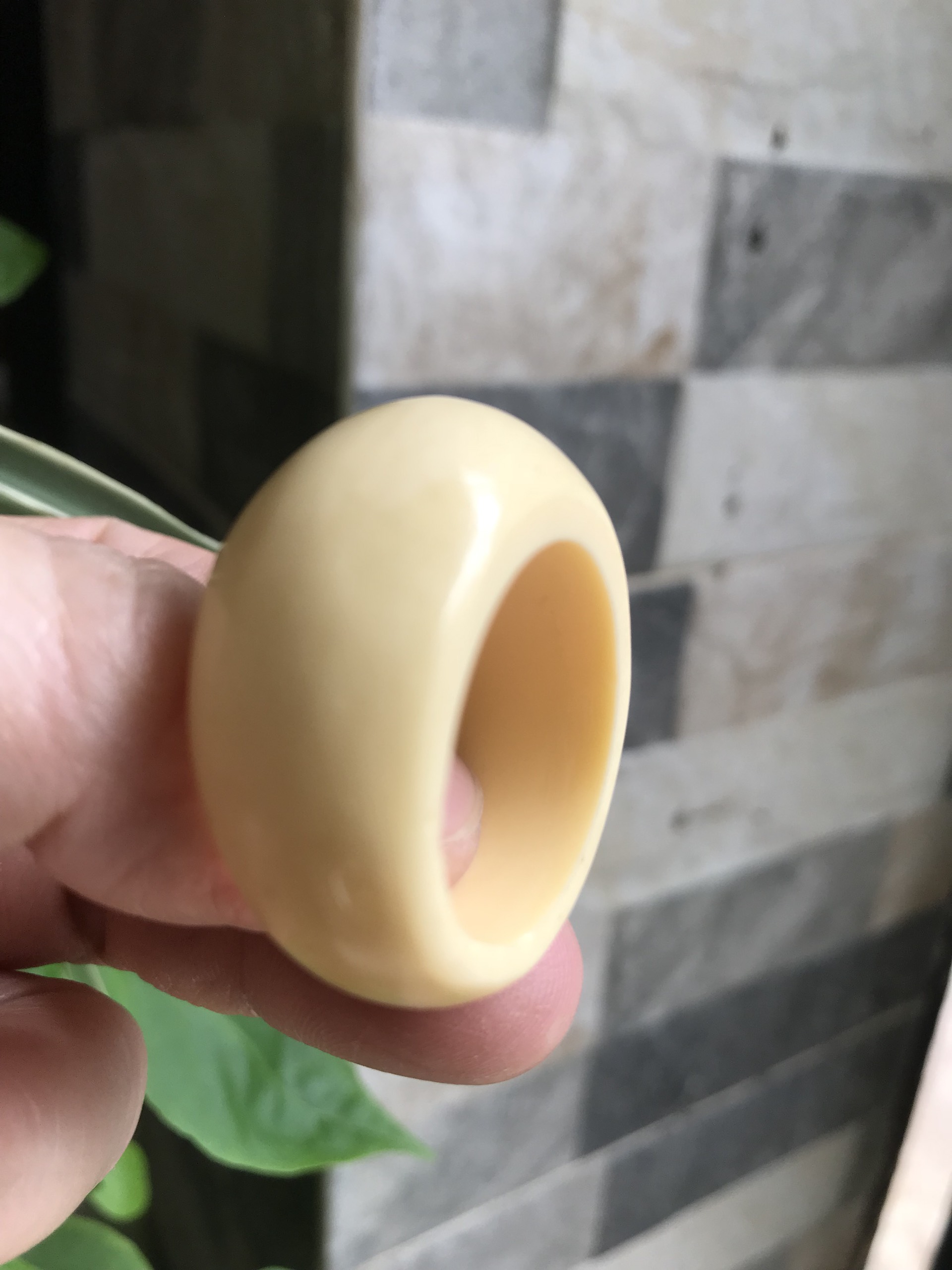 Nhẫn Nam Giả Ngà hay Xương Mỹ Nghệ Kiểu Bầu Tròn to phía trên dưới nhỏ màu trắng Ni 23mm Cao 18mm Dầy 8mm Dành Cho Các Anh Nam đeo nhẫn 23mm rẻ đẹp ạ