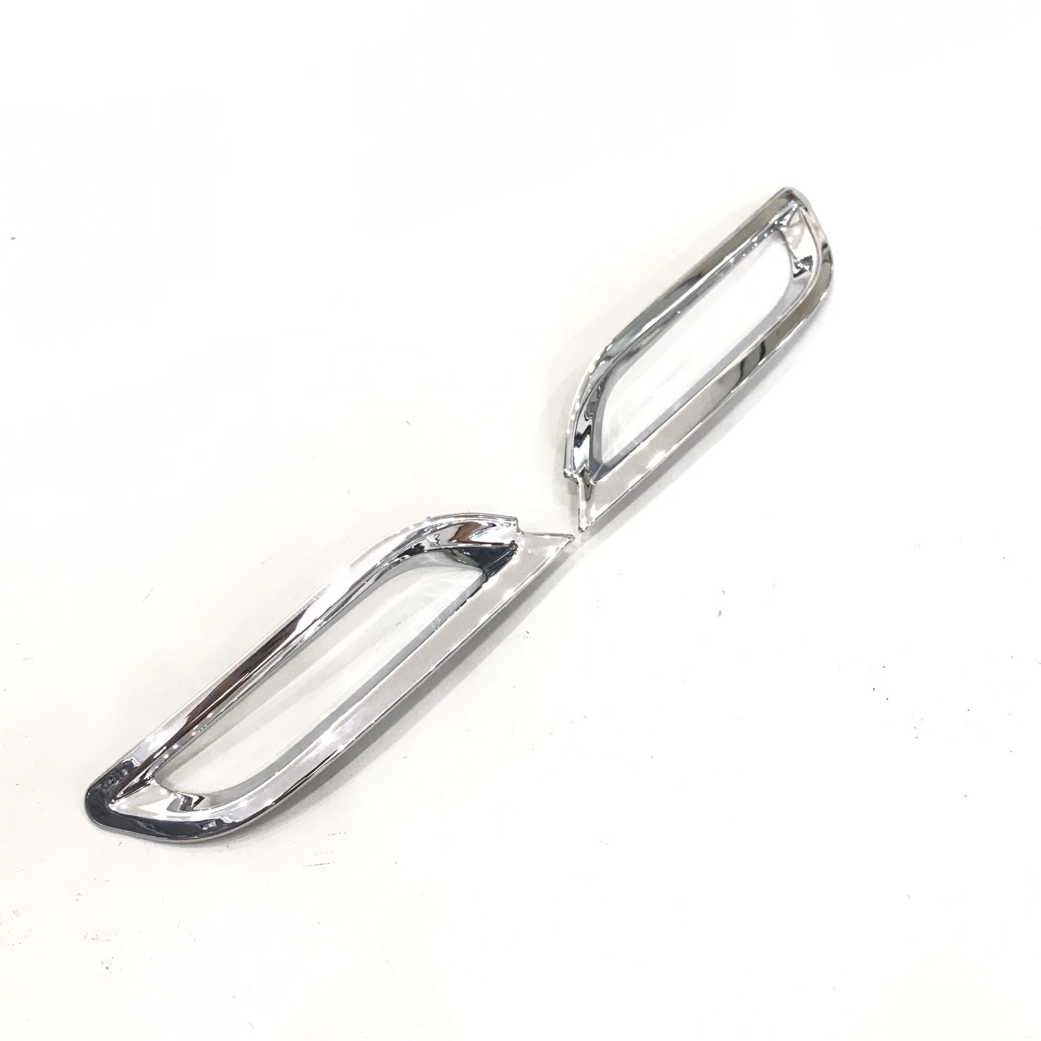 Bộ ốp đèn gầm bảo vệ, trang trí mạ Crom cho Toyota Camry 2019