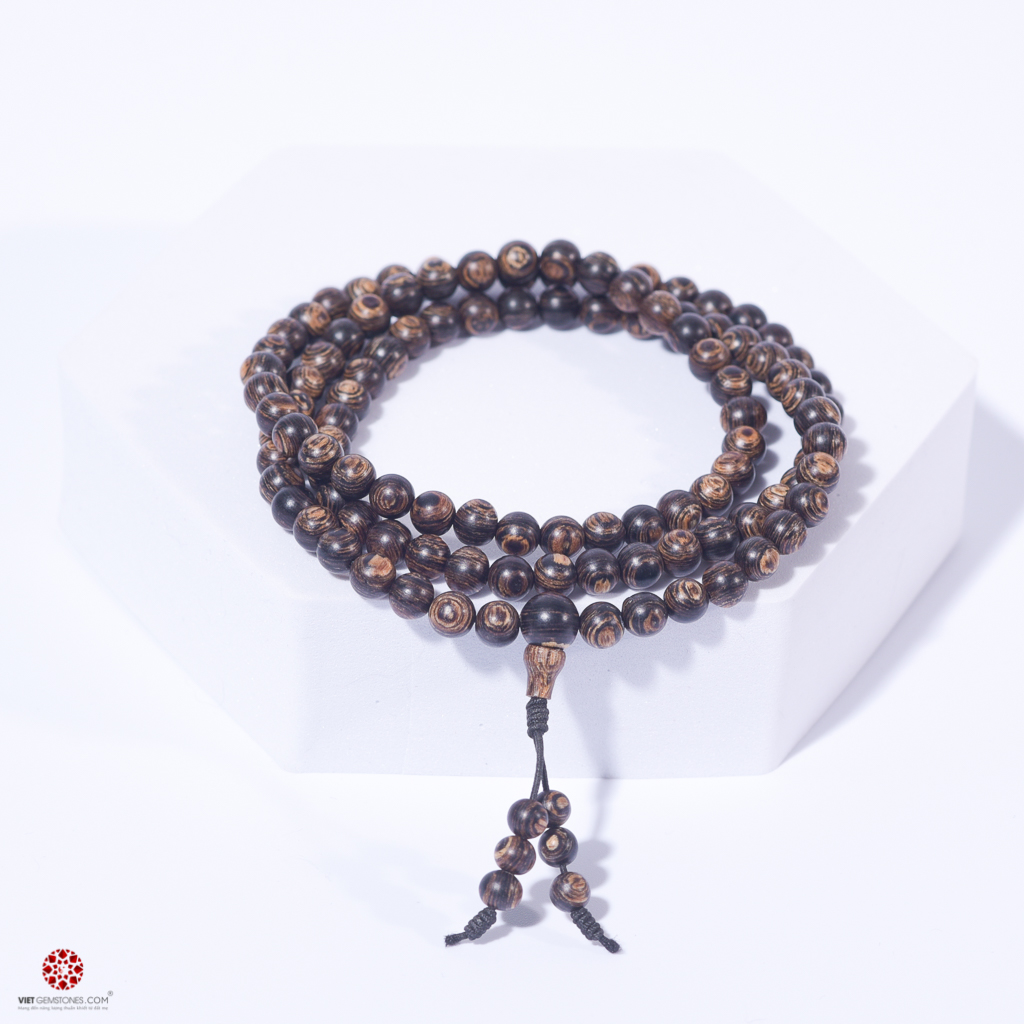 Vòng tay trầm hương sánh 108 hạt chuẩn chất lượng cao, hướng thân tâm an lạc, may mắn và bình an | VietGemstones