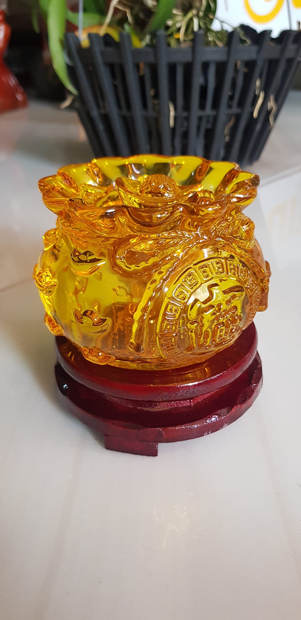 Thố tụ tài mới miệng kiểu màu vàng anh tài lộc 10 thỏi vàng đá lưu ly tự nhiên đế gỗ size trung đk 11cm x Cao 11cm cả đế x thố cao 7,5cm Hợp ANh Chị Mệnh Kim Thổ Thuỷ đặt bàn làm việc bàn thờ thần tài ạ