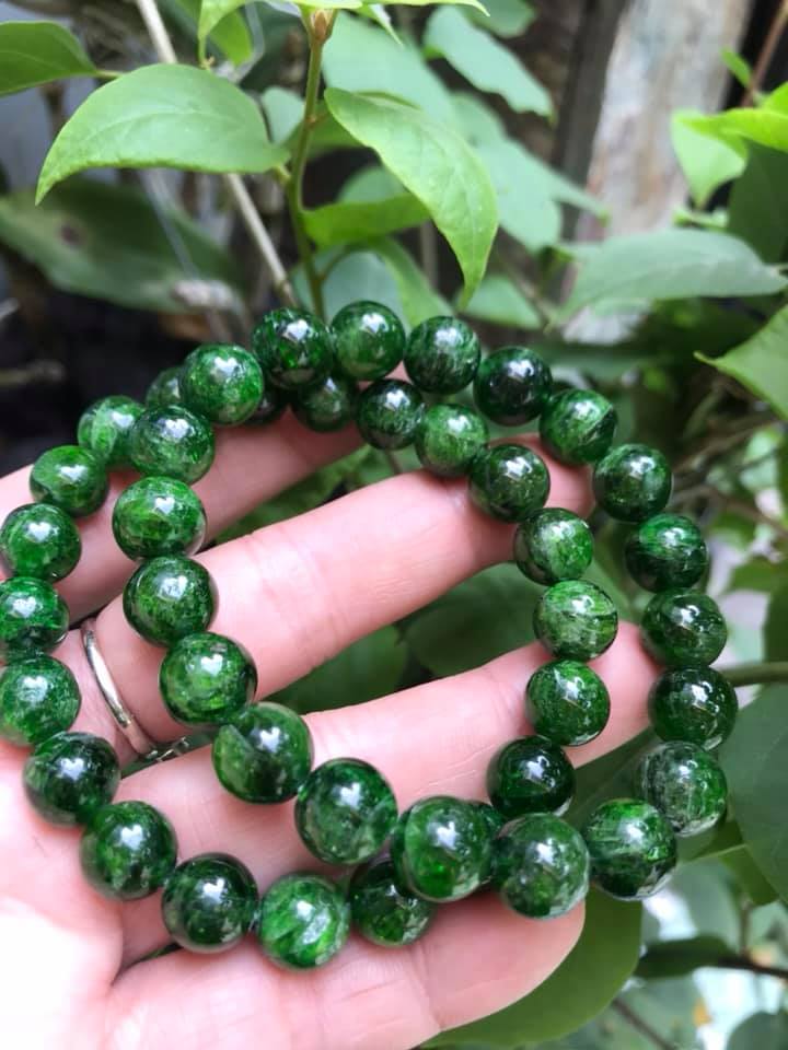 VÒNG TAY ĐÁ DIOPSIDE 10MM ĐẸP XUẤT SẮC LUÔN 100% ĐÁ DIOPSIDE TỰ NHIÊN CAO CẤP ĐẸP ĐEO SANG TAY NỮ MỆNH MỘC MỆNH HỎA CHUẨN HỢP MÀU XANH LÁ NGỌC SÁNG BÓNG ĐẸP XINH