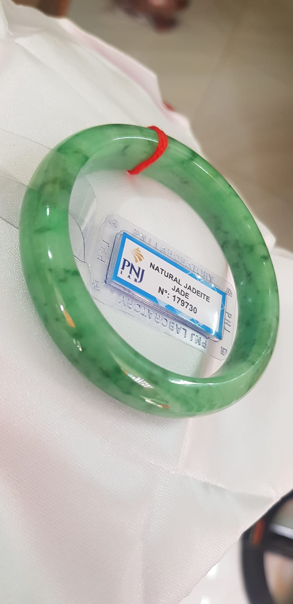 Vòng Cẩm Thạch tự nhiên Vip Bản Hẹ ĐL Ni 56mm x Cao 12mm x dầy 7,8mm Vòng kiểm định P No 179730 màu Xanh Lý Đều bóng vân đậu lý cưng quá mượt đẹp Nữ mệnh Mộc Thủy Hỏa cân nặng 54kg - 63kg đeo rất đẹp sang tay ạ