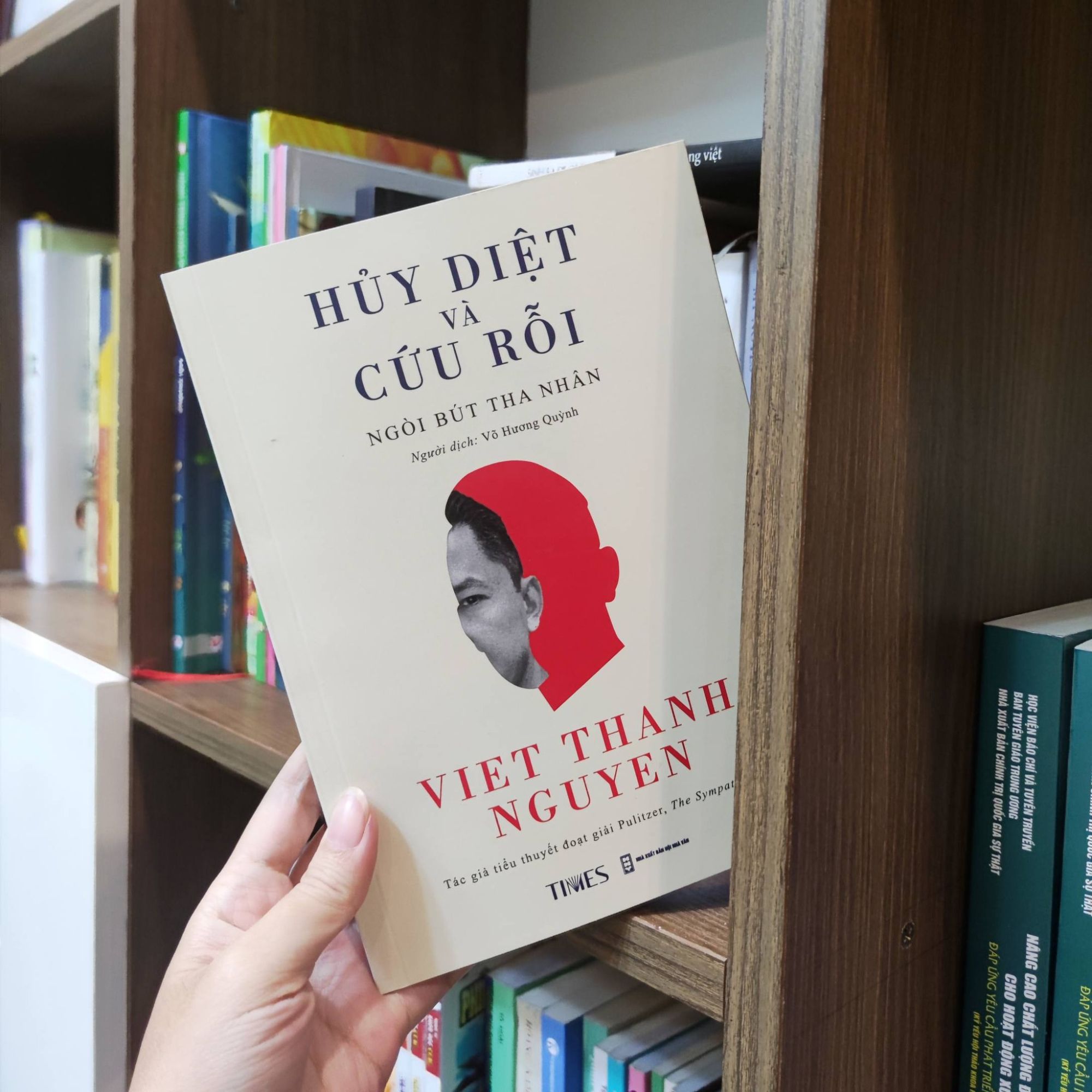 Sách Huỷ diệt và Cứu rỗi - Tác giả Viet Thanh Nguyen - TIMES