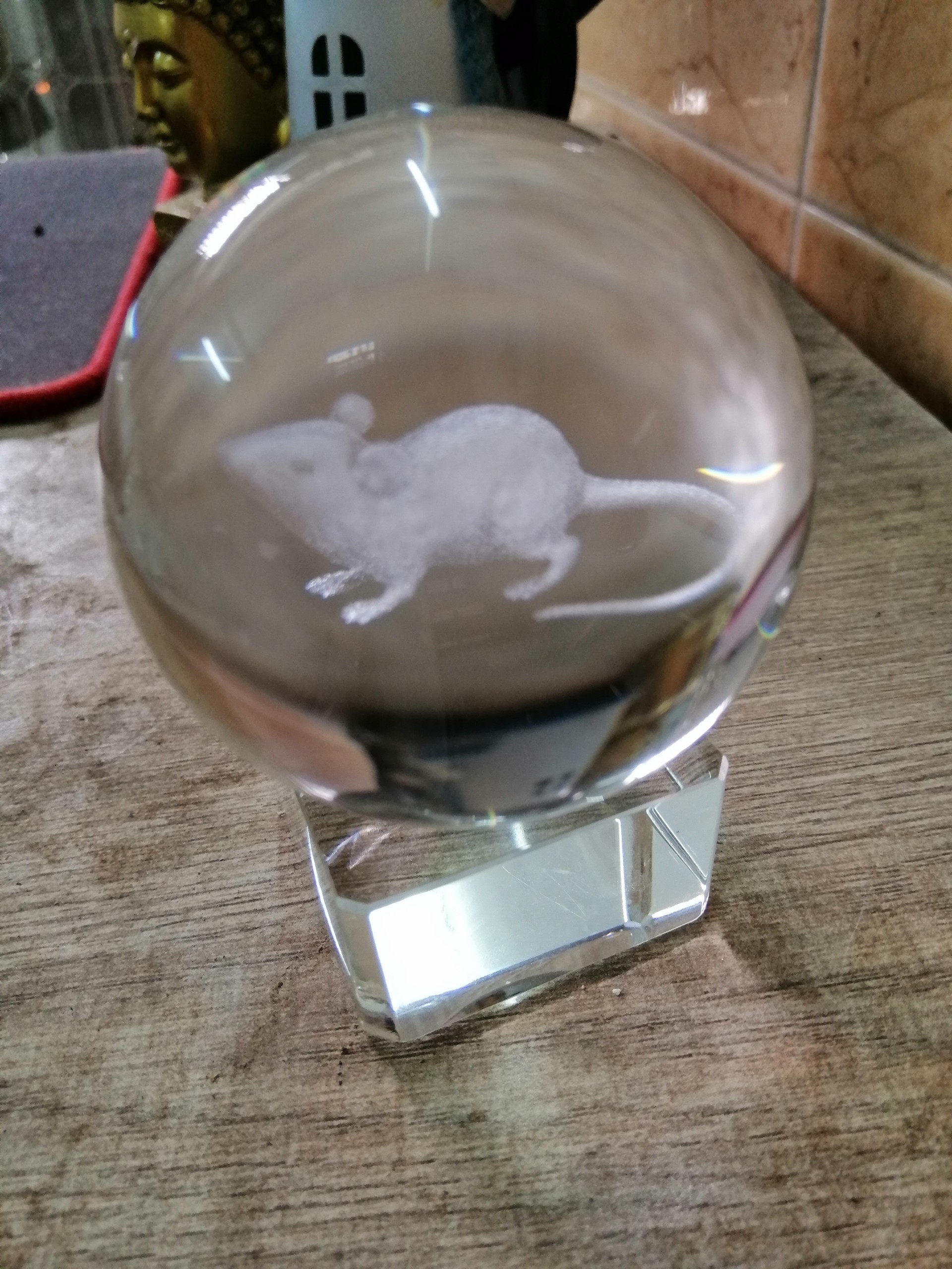 Quả cầu pha lê khắc con chuột 3D sang trọng kèm đế pha lê