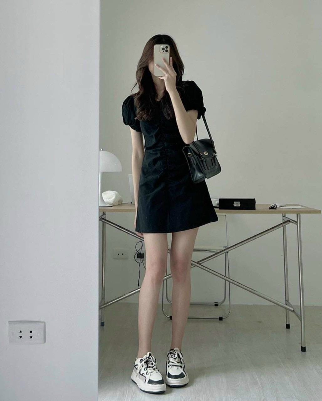 ĐẦM SUÔNG TRƠN CỔ V TAY BỒNG NGẮN