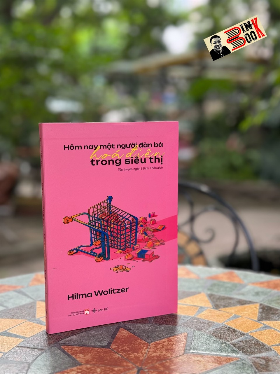 [Bìa Flexi] HÔM NAY MỘT NGƯỜI ĐÀN BÀ HÓA ĐIÊN TRONG SIÊU THỊ - Hilma Wolitzer - Đinh Thảo dịch - San Hô Books - Nhà xuất bản Phụ Nữ Việt Nam.