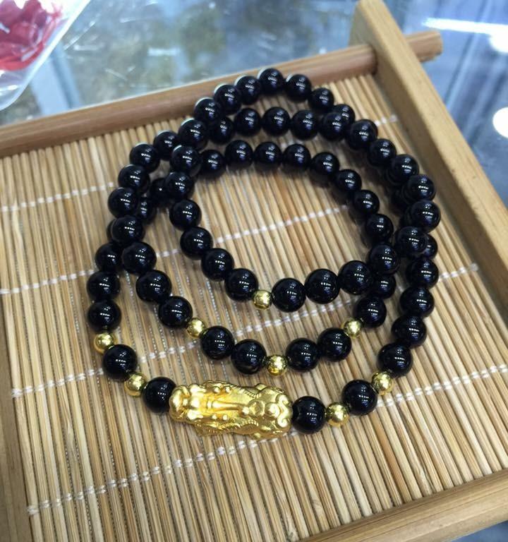 Vòng Tay Phong Thủy Đá Mã Não Đen 6 Ly Mix Charm Tỳ Hưu Bạc Mạ Vàng 24K