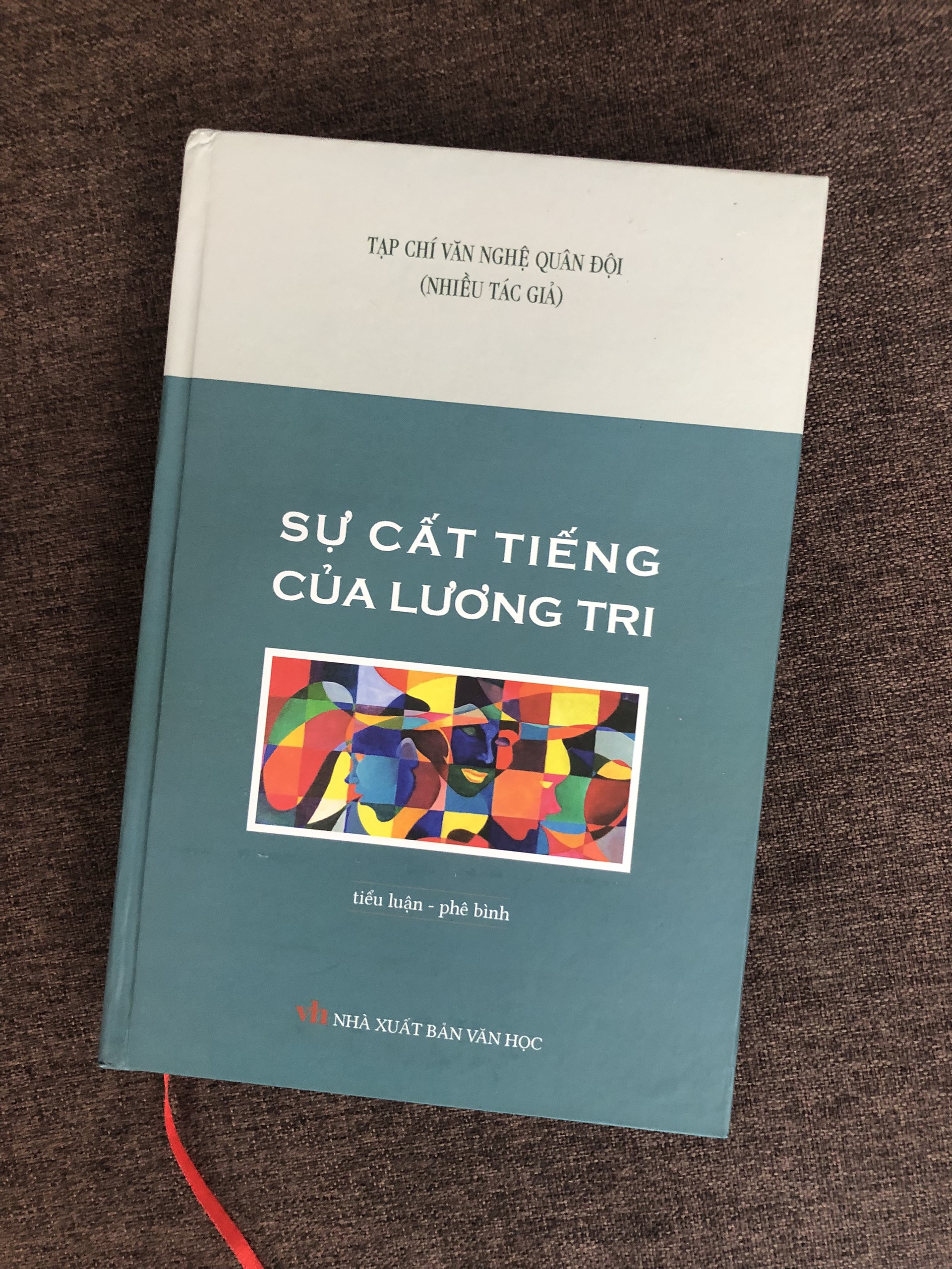 Sự cất tiếng của lương tri - Phê bình Tiểu luận Văn chương (bìa cứng)