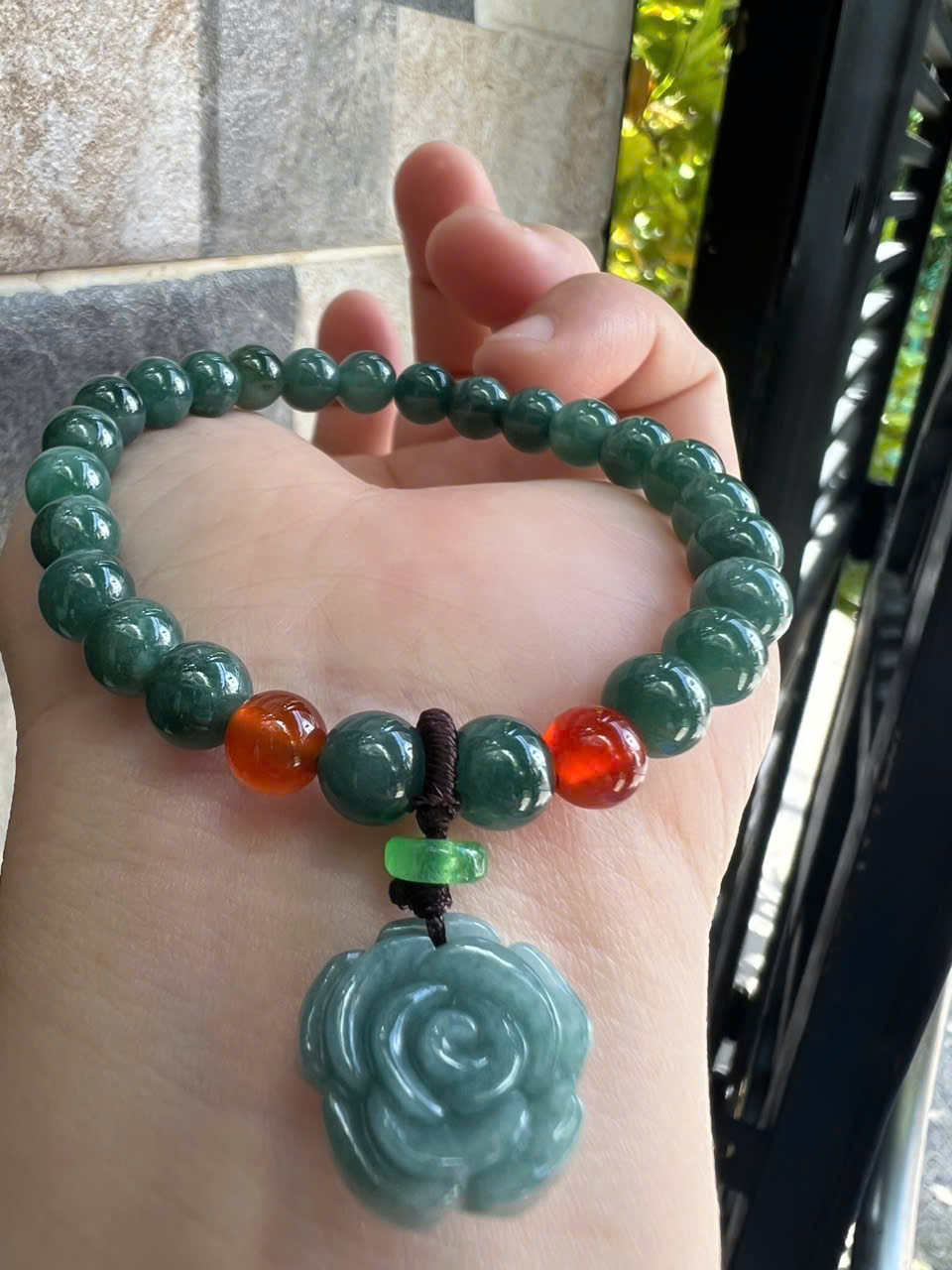 Vòng Tay Chuỗi Nữ Đá Cẩm Thạch Xanh Lam Đậm Tự Nhiên Mix Bông Hồng rất là xinh đẹp size hạt 7mm các chị em nữ mệnh thủy mệnh mộc mệnh và hỏa đeo chuẩn hợp món quà tặng phụ nữ quà sinh nhật đẹp ý nghĩa rẻ đẹp ạ