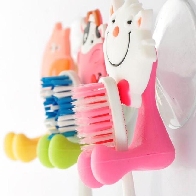 Móc treo đồ trong nhà tắm, móc treo bàn chải cho bé có đế hút chân không nhé các mẹ