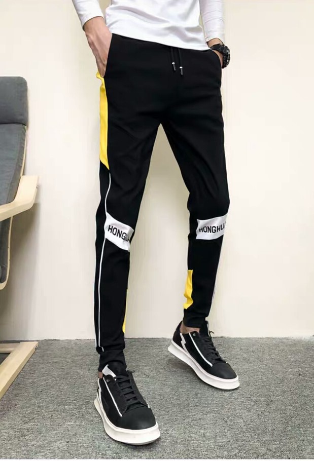 Quần Jogger nam nửa đường viền vàng bên hông , đầu gối có chữ in đơn giản đầy năng động