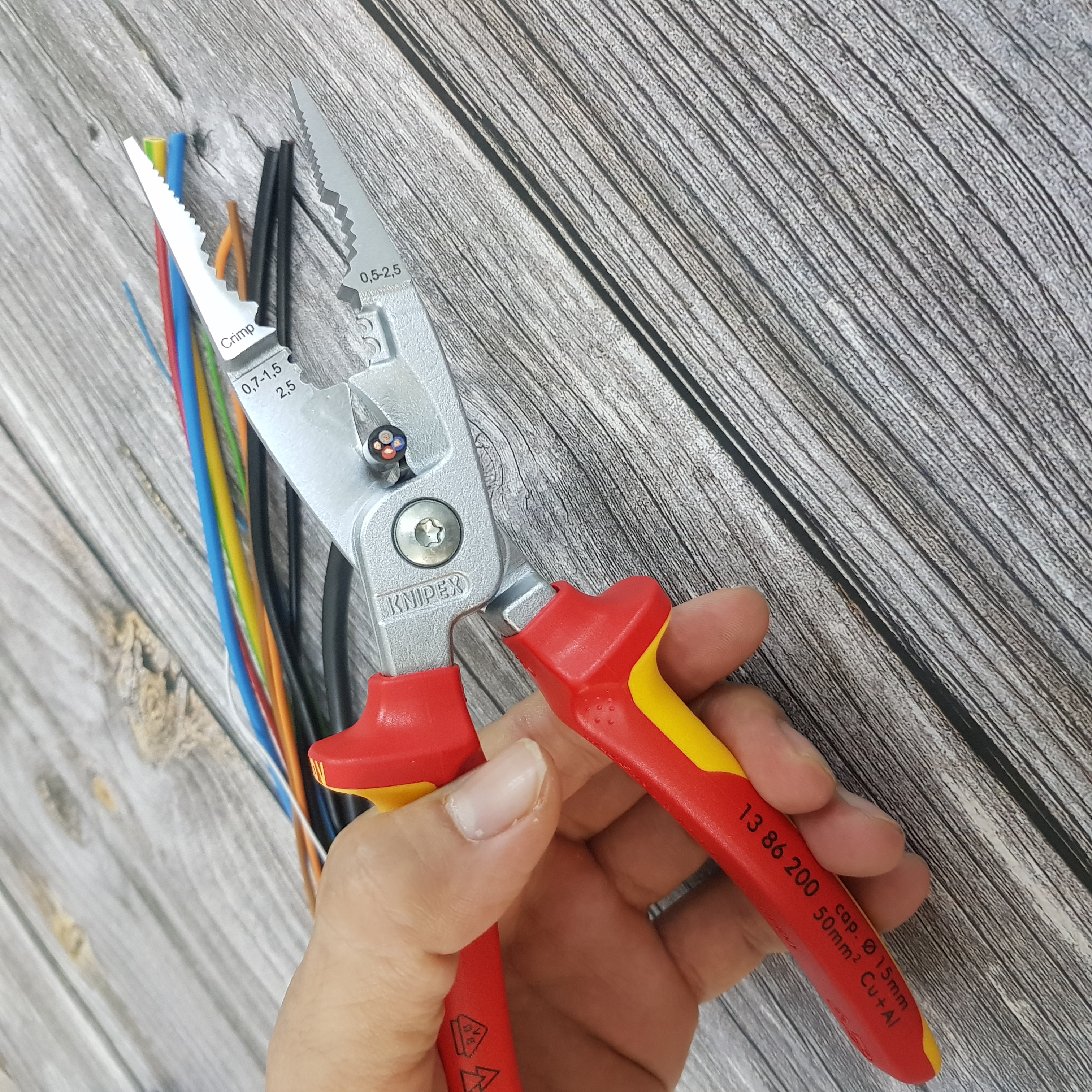 Kìm Lắp Điện Đa Năng 6 Công Dụng Cách Điện 1000 Volt - Knipex 13 86 200