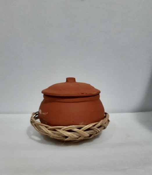Niêu cơm nhỏ đất nung bụng 14 cm và rế tre