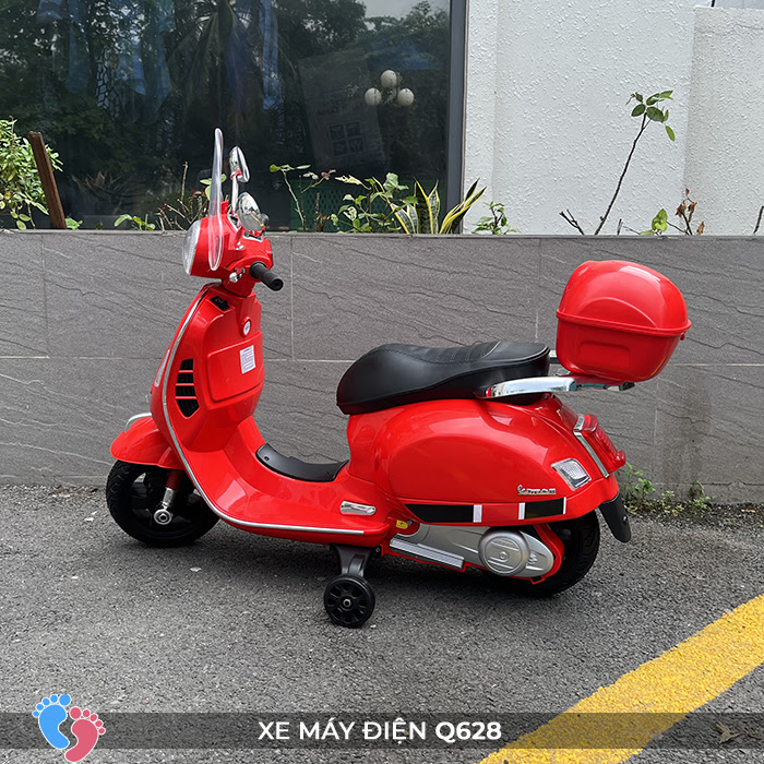 Xe máy Vespa có kính chắn gió và cốp, hộp để đồ chơi cho bé BABY PLAZA Q628
