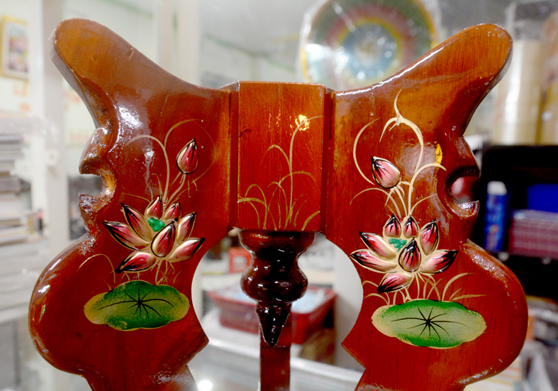 Chò gỗ ba chân đặt đĩa trái cây thờ cúng khắc nổi hoa sen