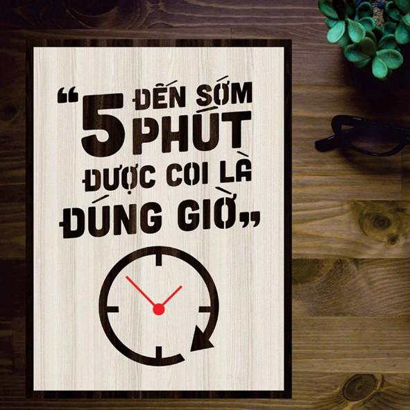 Tranh gỗ DECOR - SLOGAN tạo động lực, Truyền cảm hứng - Đến sớm 5 phút được coi là đúng giờ