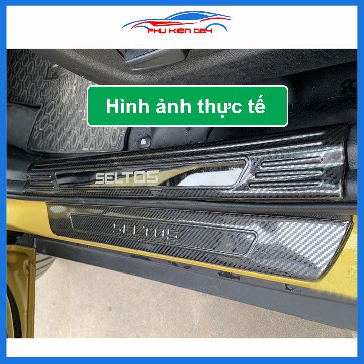 Bộ nẹp bước chân trong ngoài vân Cacbon xe Seltos 2020-2021chống trầy làm đẹp ô tô