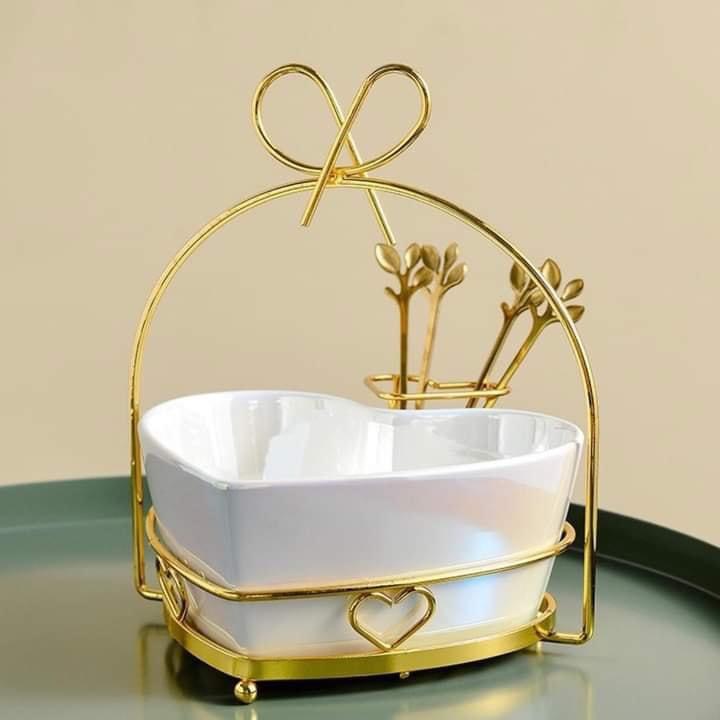 Đĩa hoa quả gốm sứ hình trái tim kèm dĩa xiên và khung kim loiaj mạ vàng cao cấp - VD142