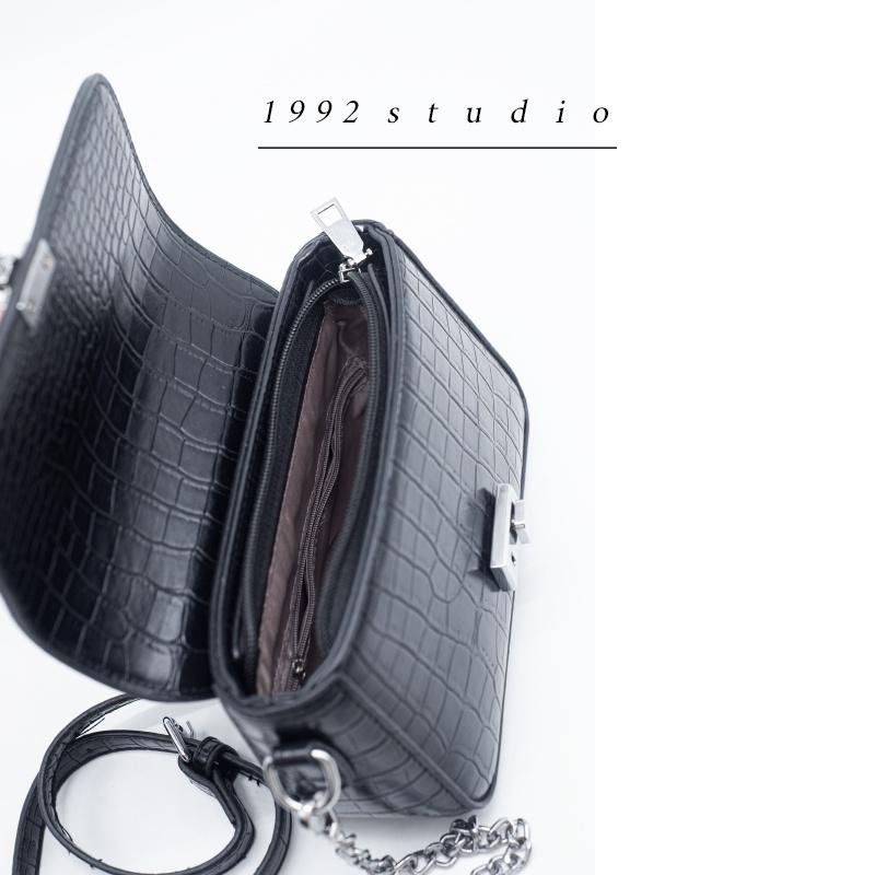 Túi xách nữ/ 1992 s t u d i o/ PETTY BAG/ màu đen da vân
