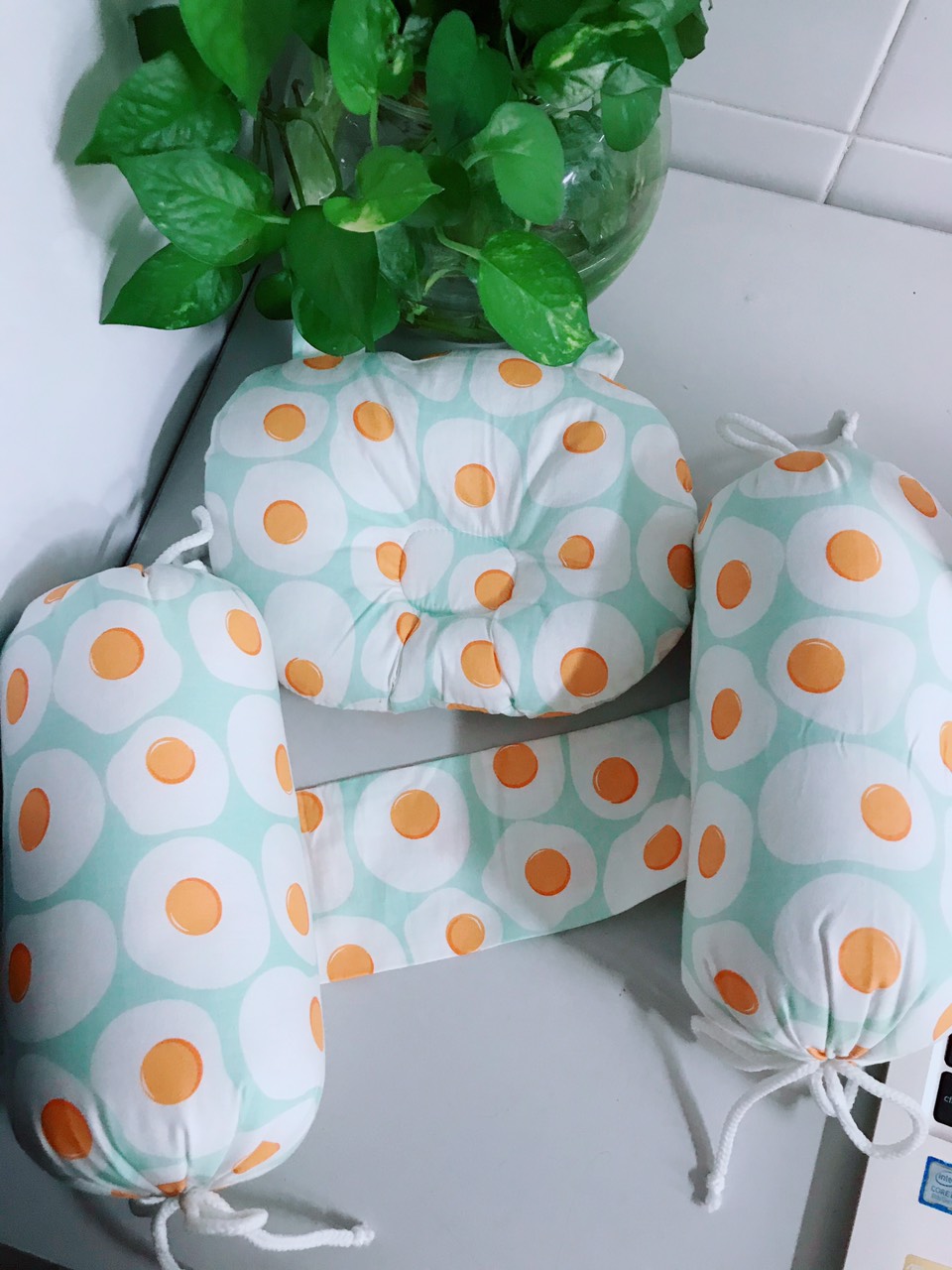 Một Bộ gối nằm và gối chặn bông giành cho bé trai, bé gái sơ sinh , vãi mềm, thoáng mát, phù hợp với làn da nhạy cảm của bé, Họa tiết hoạt hình ngộ nghĩnh, màu sắc tươi sáng