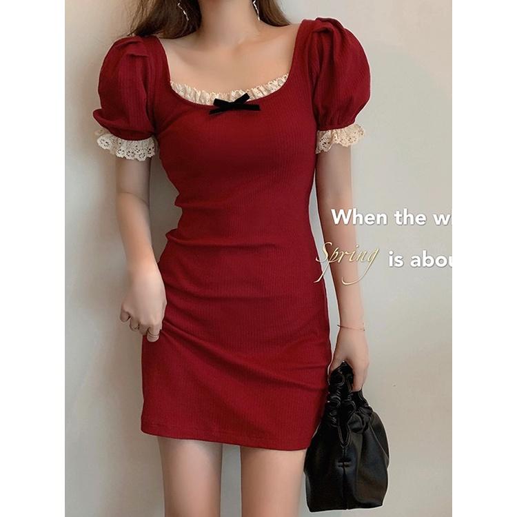 Váy đỏ cổ vuông dáng ngắn